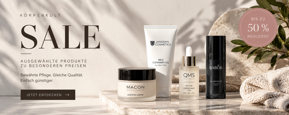 Reduzierte Kosmetik- und Pflegeprodukte verschiedener Marken in eleganter Sale-Präsentation
