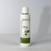 Nahaufnahme der Textur der Olivé Body Emulsion mit grauem Hintergrund